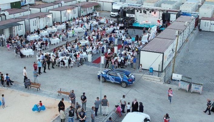 Düğünleri ertelenen depremzede gelin ile damadın nikah töreni konteyner kentte gerçekleşti