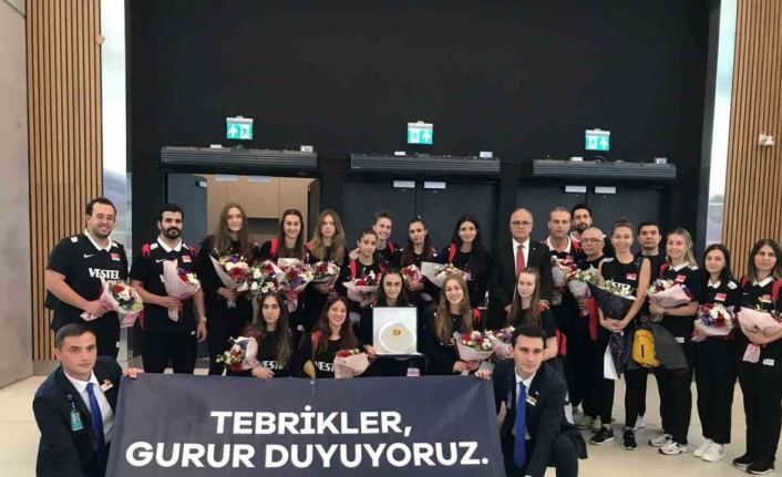 Dünya ikincisi olan U19 Kız Voleybol Milli Takımı, yurda dönüş yaptı