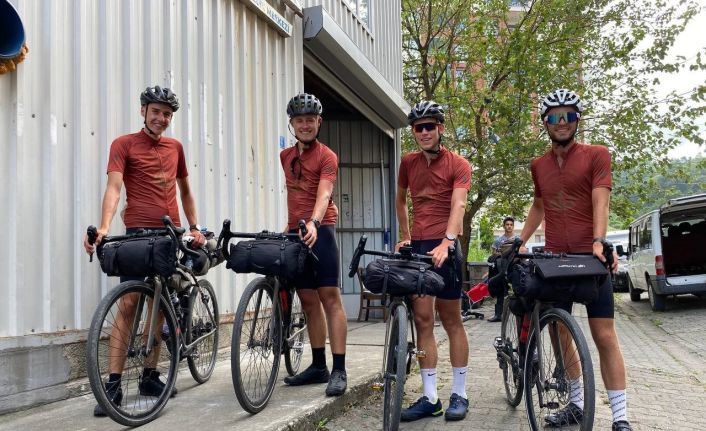 Dünya turuna çıkan Danimarkalı 4 bisikletçi Hopa’da mola verdi