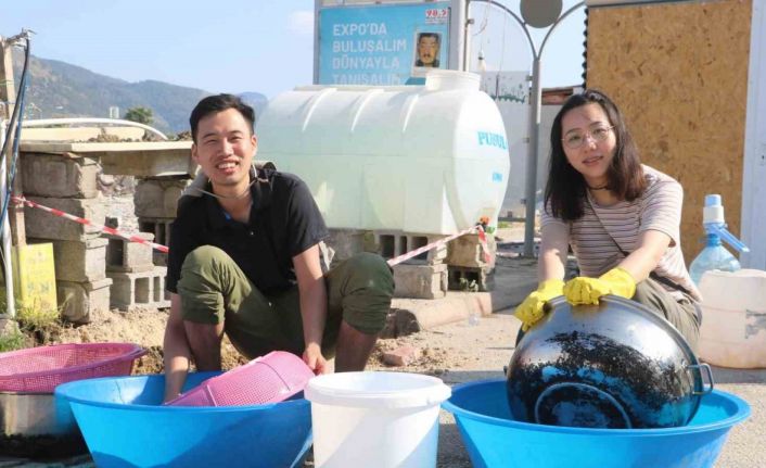 Dünyanın dört bir yanından gelip enkaz kentte bulaşığın başına geçtiler