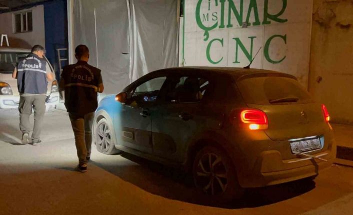 Dur ihtarına uymayan sürücünün polisten kaçtığı anlar kamerada