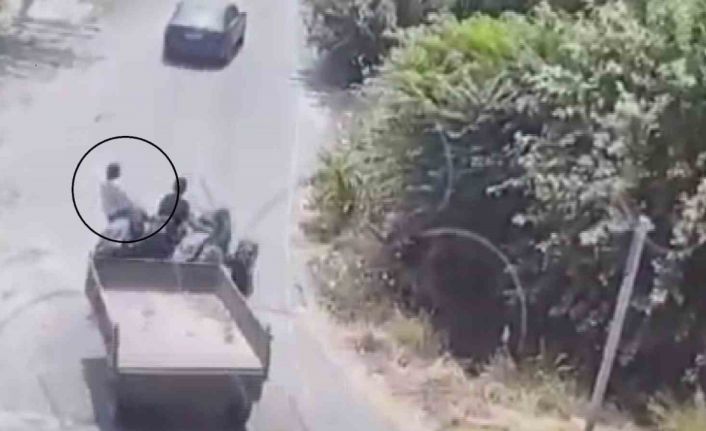 Düştüğü traktörün altında kaldı: Gencin ölüm anları kameraya yansıdı