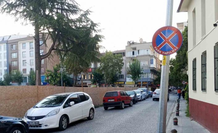 Duyarsız sürücüler ‘Park Edilmez’ levhasını umursamadı