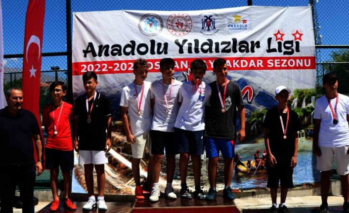 Düzceli tenisçiler yarı finalde