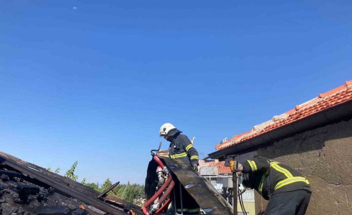 Ekmek pişirmek için yaktıkları ateş evi yaktı, çatı katı kullanılamaz hale geldi