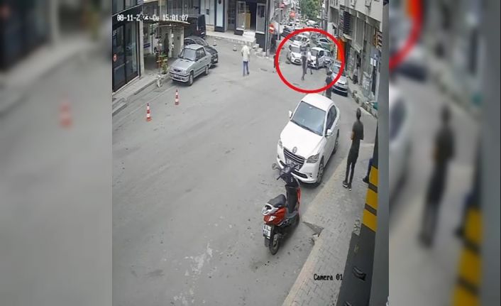 El frenini çekmeyi unutunca olanlar oldu: Kazaya gelen polis aracına da motokurye çarptı
