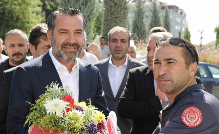 Elazığ Belediyesi çalışanlara yüzde 103 zam yaptı, Başkan Şerifoğulları, davul klarnet eşliğinde çiçeklerle karşılandı