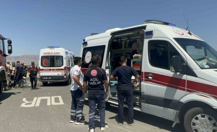 Elazığ’daki kazada yaralılara ilk müdahaleyi yapan vatandaş konuştu: "Önce refüje sonra kavşağa vurup takla atmış"