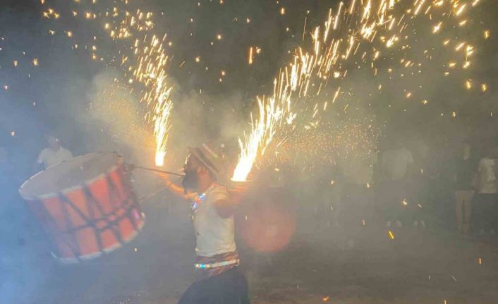 Elazığlı davulcunun ağzında tuttuğu meşale ve ateş çemberindeki yaptığı şov hayran bıraktı