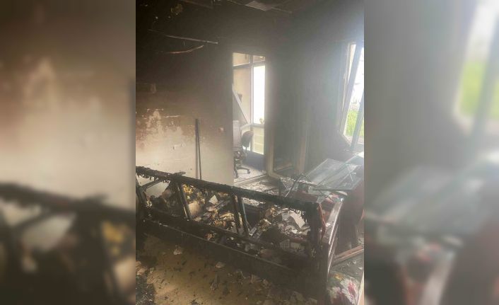 Elektrik kontağından çıkan yangın evi yaktı