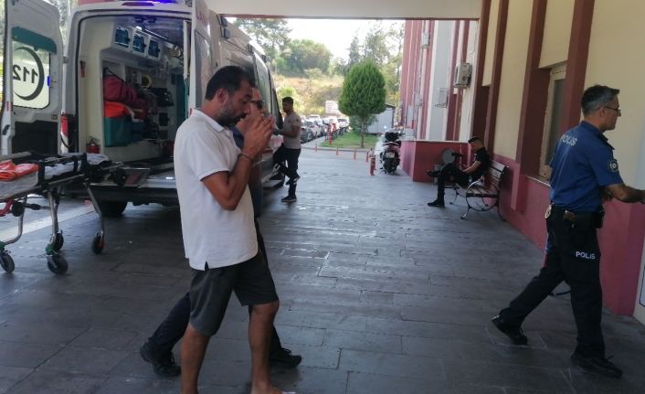 Elma yiye yiye önce çaldı, yakalanınca bıçakla tehdit etti