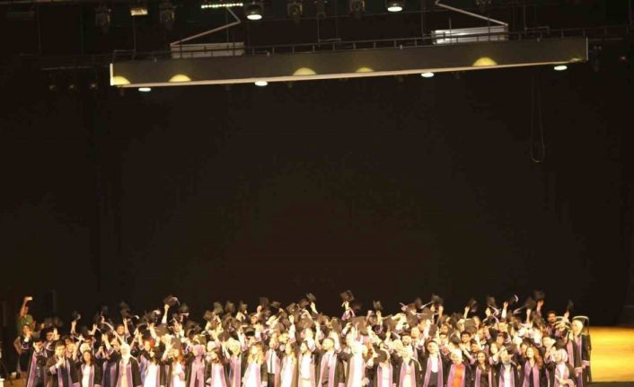 ERÜ Diş Hekimliği Fakültesi yeni mezunlarını verdi