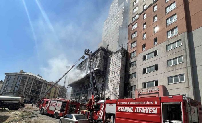 Esenyurt’ta kültür merkezi yangını sırasında 30 katlı binadan vatandaşlar böyle kaçtı