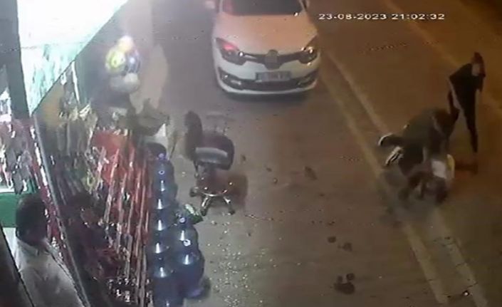 Esenyurt’ta telefonla aradığı kadını rahatsız eden adama uçan yumruklu dayak kamerada