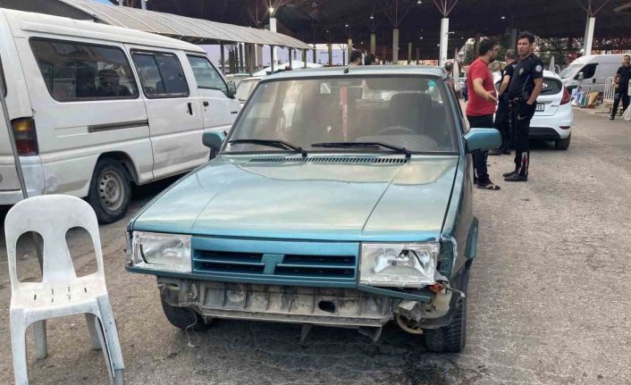 Eşini başkasıyla görünce şoföre saldırdı, 3 aracın kaza yapmasına neden oldu