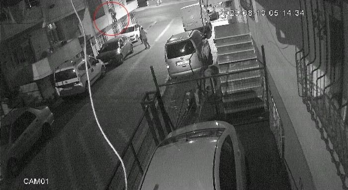 Eve ’Örümcek Adam’ gibi tırmandı, telefonu çalıp kayıplara karıştı: O anlar kamerada