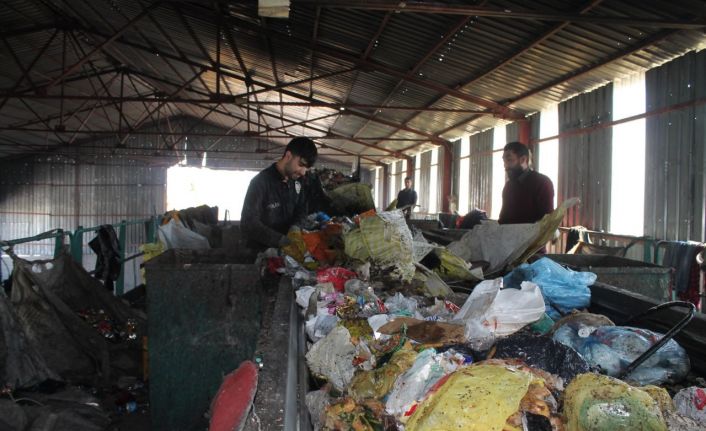 Evlerdeki çöpler belediyenin tesisinde önce ayrıştırılıyor sonra enerjiye dönüştürülüyor