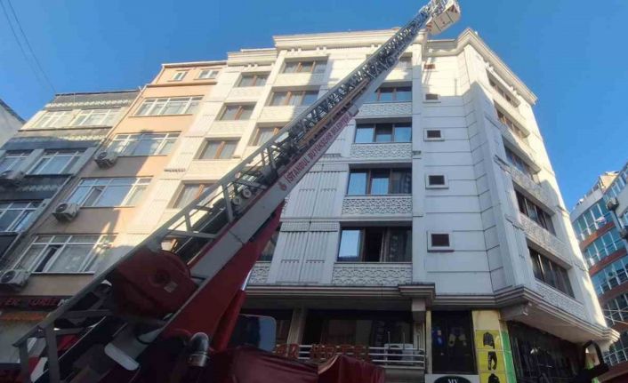 Fatih’te otelin çatısında çıkan yangın paniğe neden oldu