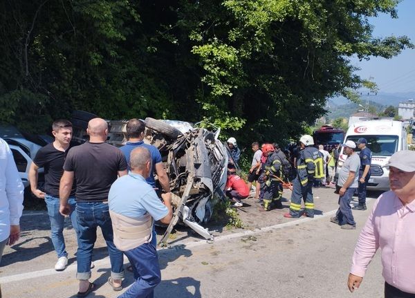 Fındık işçilerini taşıyan minibüs ile otomobil çarpıştı: 3’ü ağır 17 yaralı
