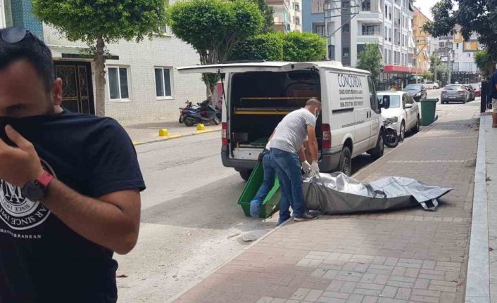 Finlandiyalı kadın Alanya’daki evinde ölü bulundu, ekipler kokudan taşımakta zorlandı