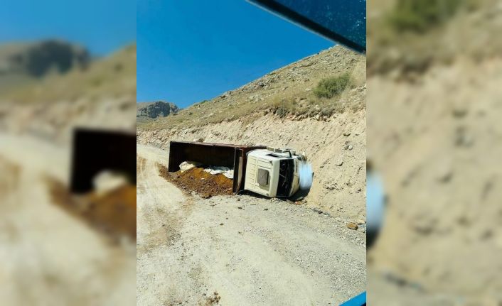 Freni patlayan maden yüklü kamyon devrildi: 1 yaralı