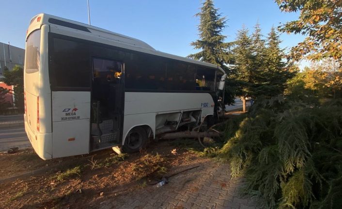 Freni patlayan servis midibüsü ağaçları biçti: 2 yaralı