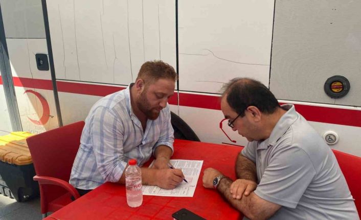 Gazeteciler azalan kan stoklara destek vermek için kan verdi