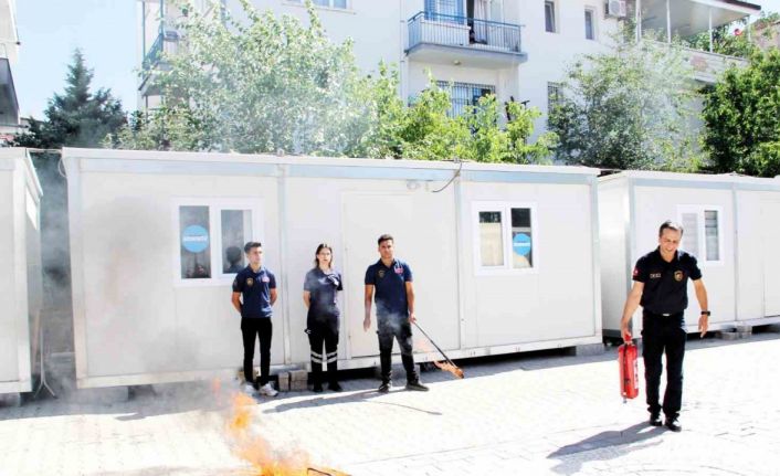 Gazetecilere yangın söndürme eğitimi