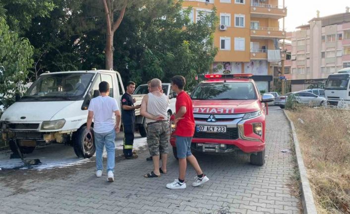Gazipaşa’da yanan kamyonet ve ticari araçta kundaklama şüphesi