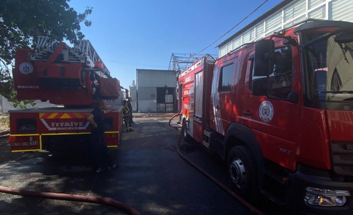 Gebze’de boya fabrikasının deposunda çıkan yangın söndürüldü