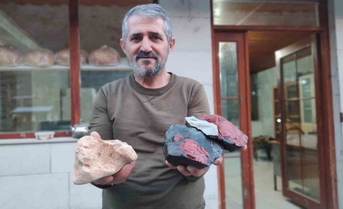 Geceleri fırında ekmek yapıyor, gündüzleri doğada arkeolog gibi çalışıyor