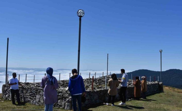Gelenek bozulmadı, şehitler zirvede dualarla anıldı