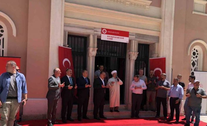 Gemlik’in sembollerinden Balıkpazarı Camii ibadete açıldı