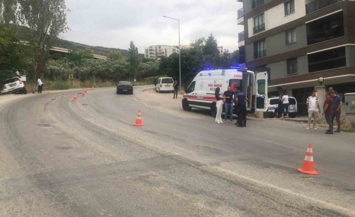 Gemlik’te mazot dökülen yolda 3 araç kazaya karıştı