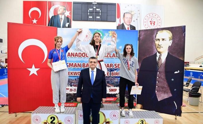 Genç tekvandocular madalyalarına kavuştu