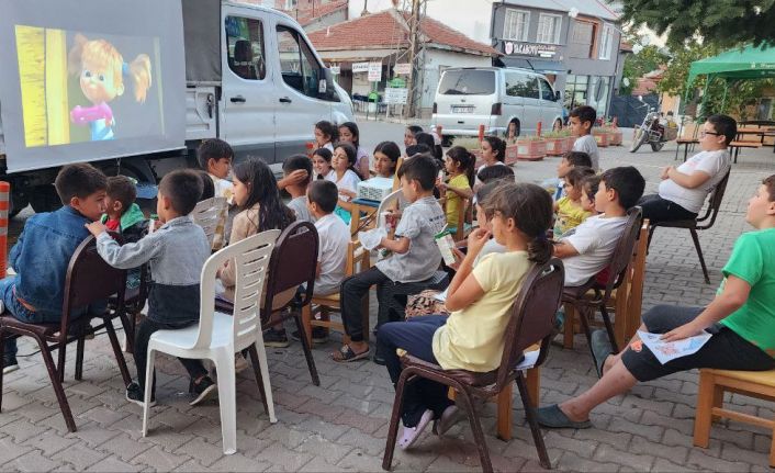 Gezici kütüphane aracı bin çocukla buluştu