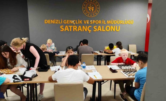 Görme engelli 451 satranç sporcusu şampiyonluk için hamlelerini yapıyor