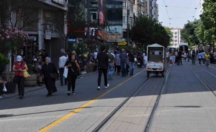 Güneşli alanlardan kaçınan vatandaşlar gölgelerde kalabalık oluşturdu