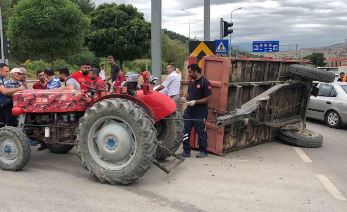 Hafif ticari araç traktöre çarptı: 2’si çocuk 5 yaralı