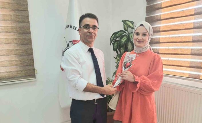 Hamur’da yeni öğretmenlere gül ve ikram