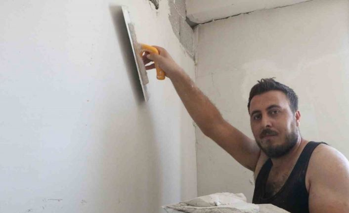 Hasarlı binaların onarılmaya başlandığı enkaz kentte, günlüğü bin 500 TL’ye usta bulunamıyor