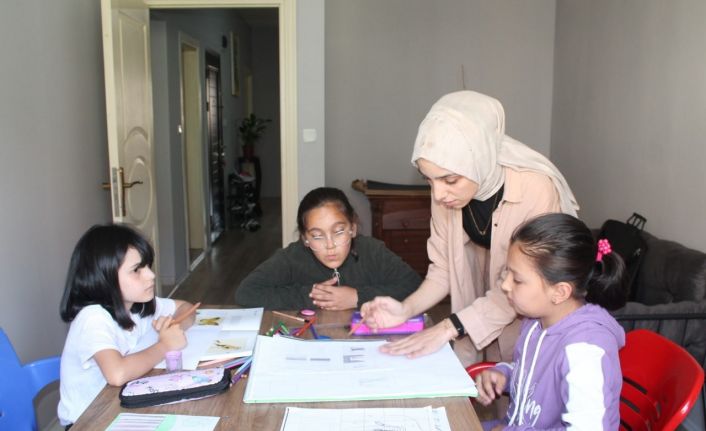 Hayallerinden vazgeçmeyen genç eğitimci kendi kurduğu sanat atölyesinde öğrencilerine ışık oluyor