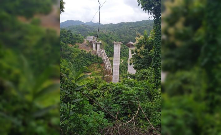 Hindistan’da inşaat halindeki demiryolu köprüsü çöktü: 17 ölü