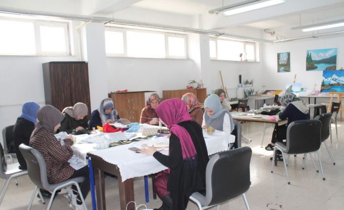 Hünerli kadınlar hem üretiyor hem de ev ekonomisine katkı sağlıyorlar