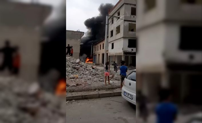 Hurdacılar kentsel dönüşümde atıkları yakıyor, şehri siyah duman kaplıyor