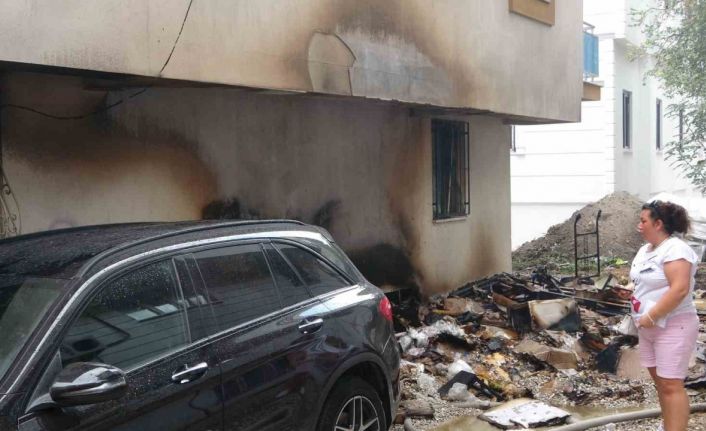 Hurdalarda çıkan yangında 3 daire ve 1 araba hasar gördü