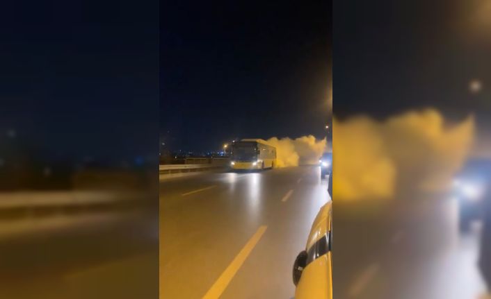 İETT otobüsünü gören hayrete düştü: Dumanlar eşliğinde yoluna devam etti