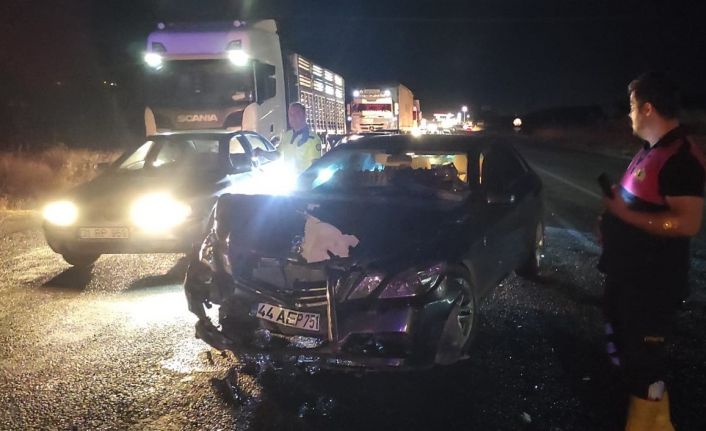 İki otomobil çarpıştı