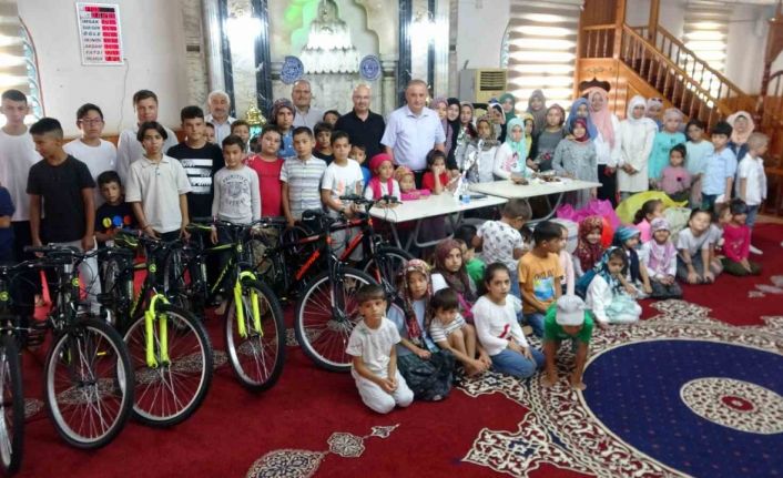 İmamdan örnek çalışma: 23 yıldır Kur’an kursuna gelen çocukları ödüllendiriyor