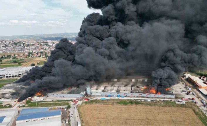 İnegöl’de 4 fabrikanın alev topuna döndüğü yangın havadan böyle görüntülendi